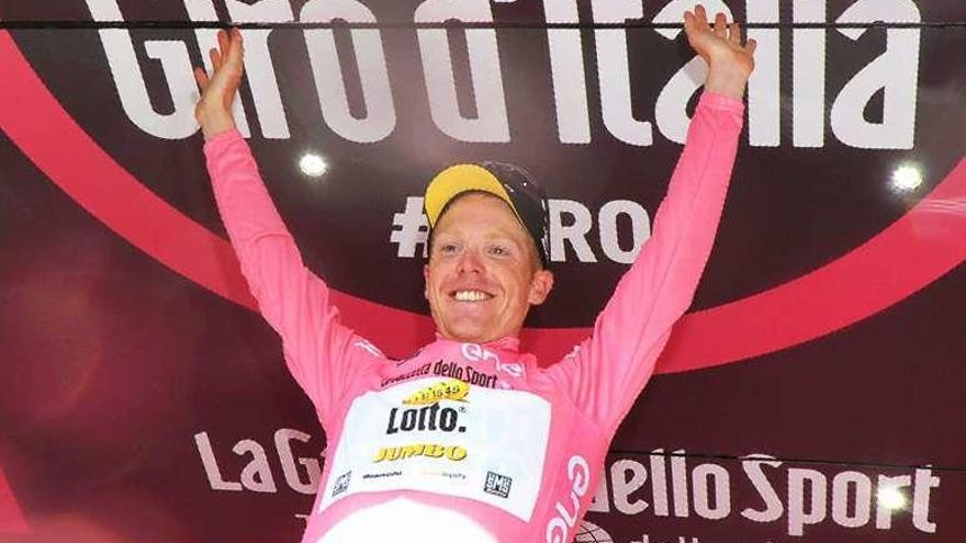 Steven Kruijswjk celebra en el podiio la &#039;maglia&#039; rosa.