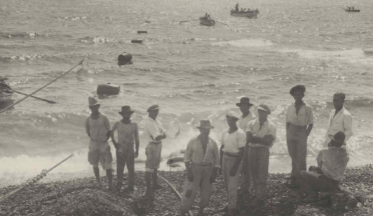 Tendido y amarre del primer cable telefónico submarino Tenerife-Gran Canaria, en 1929 en la playa de Regla, en Santa Cruz de Tenerife. Al  fondo el buque cablero ‘SS.  Dominia’. 1929.