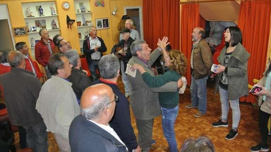 Barcón baila, durante su reunión con la comparsa Monte Alto a 100.