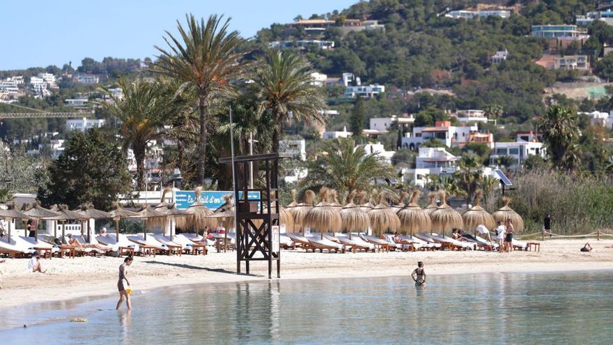 Seis playas, Es Nàutic Sant Antoni y Marina Ibiza logran la bandera azul