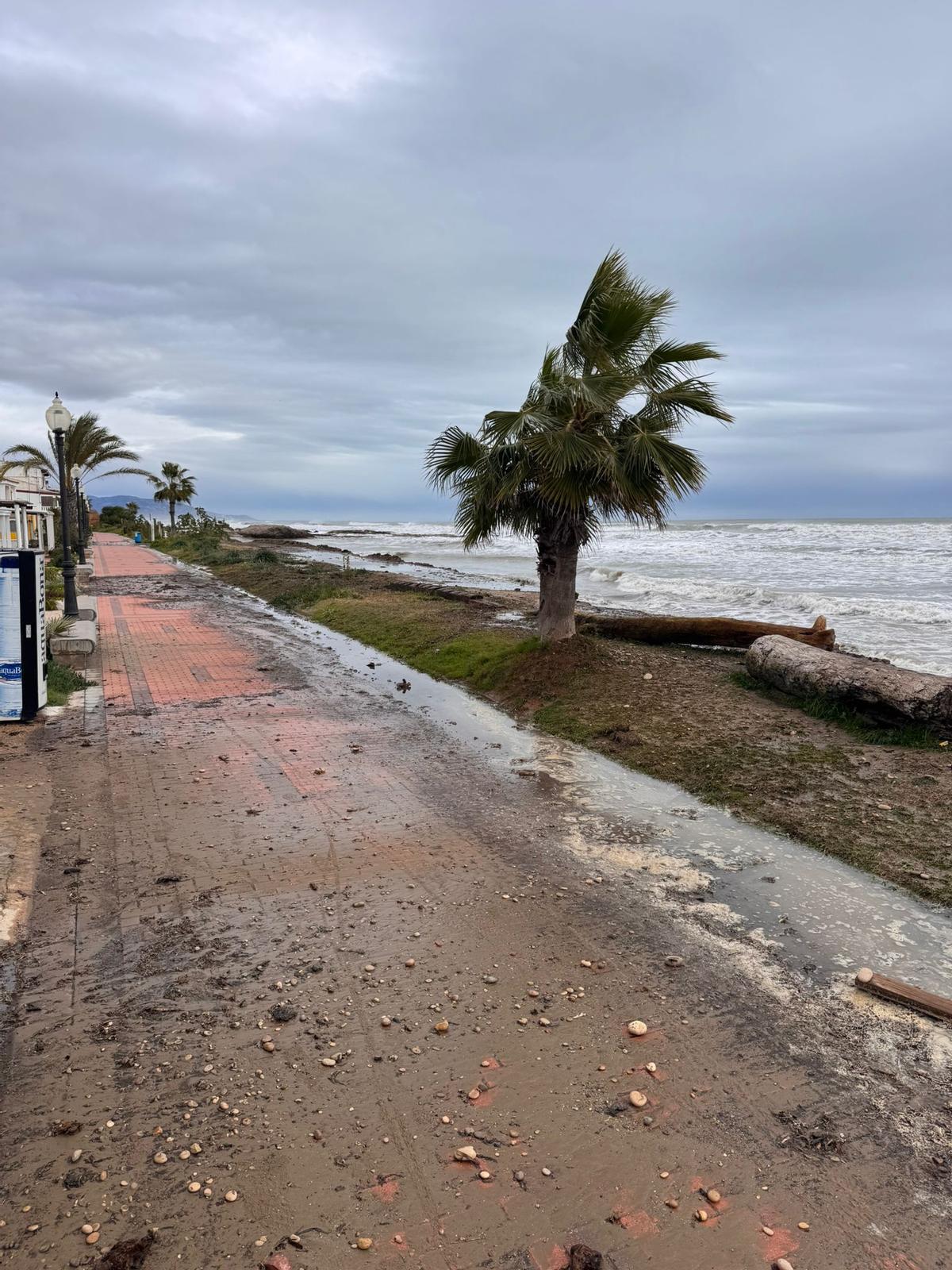 El paseo marítimo del poblado marinero de Torre la Sal no sufrió más daños gracias a los trabajos efectuados en octubre.