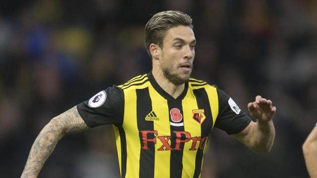 El defensa alicantino del Watford Kiko Femenía, en un partido de la Liga inglesa con su equipo.