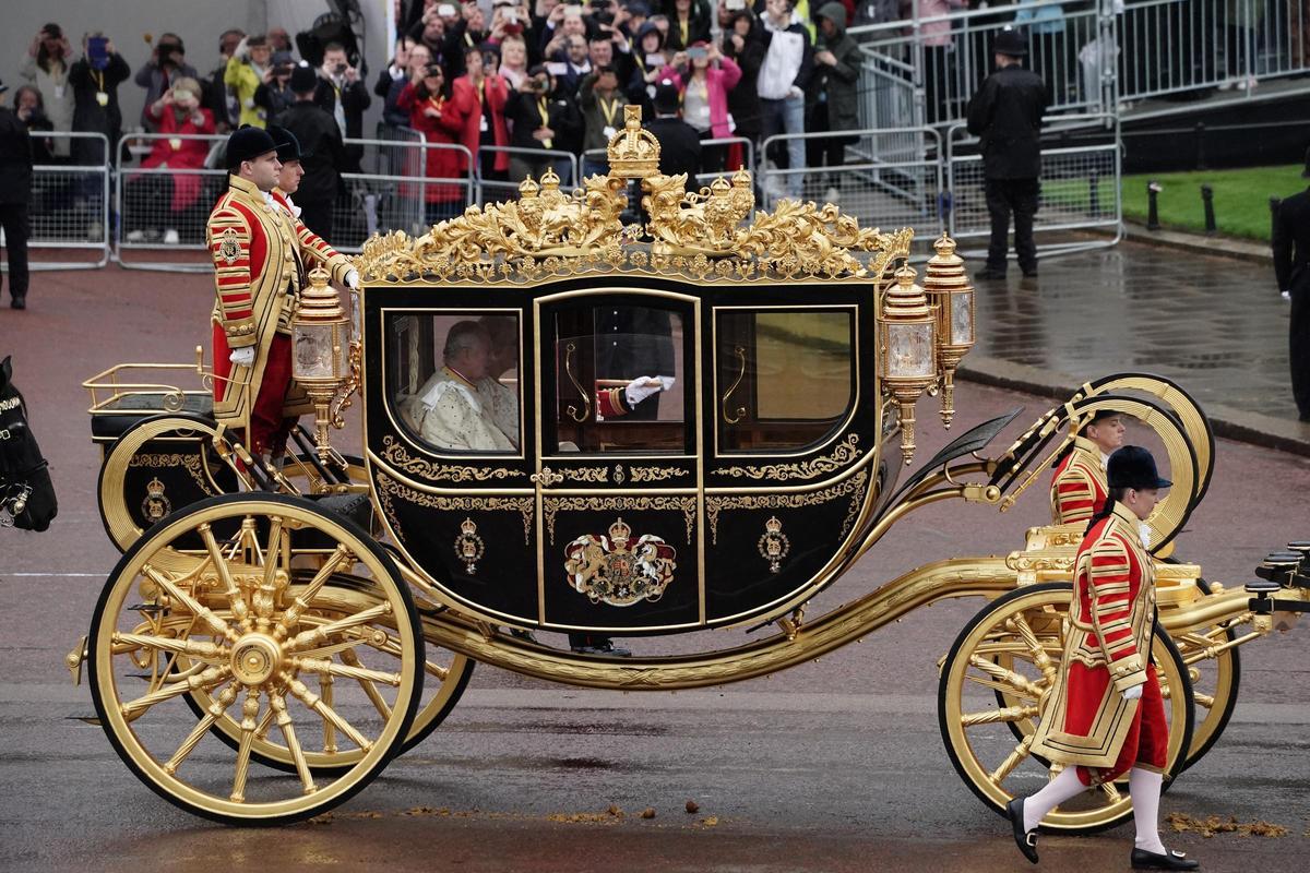 La coronació de Carles III en imatges