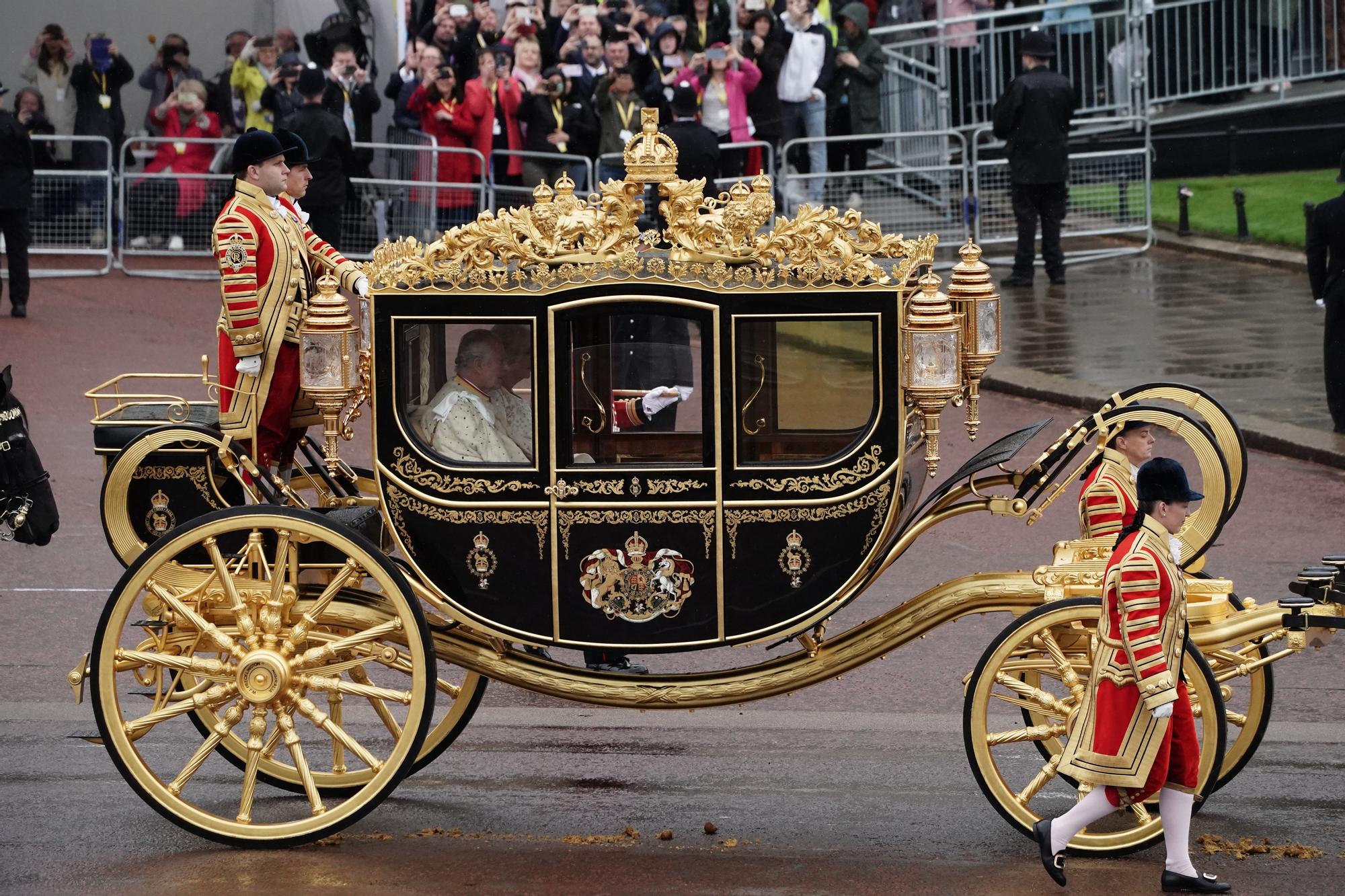 La coronació de Carles III en imatges