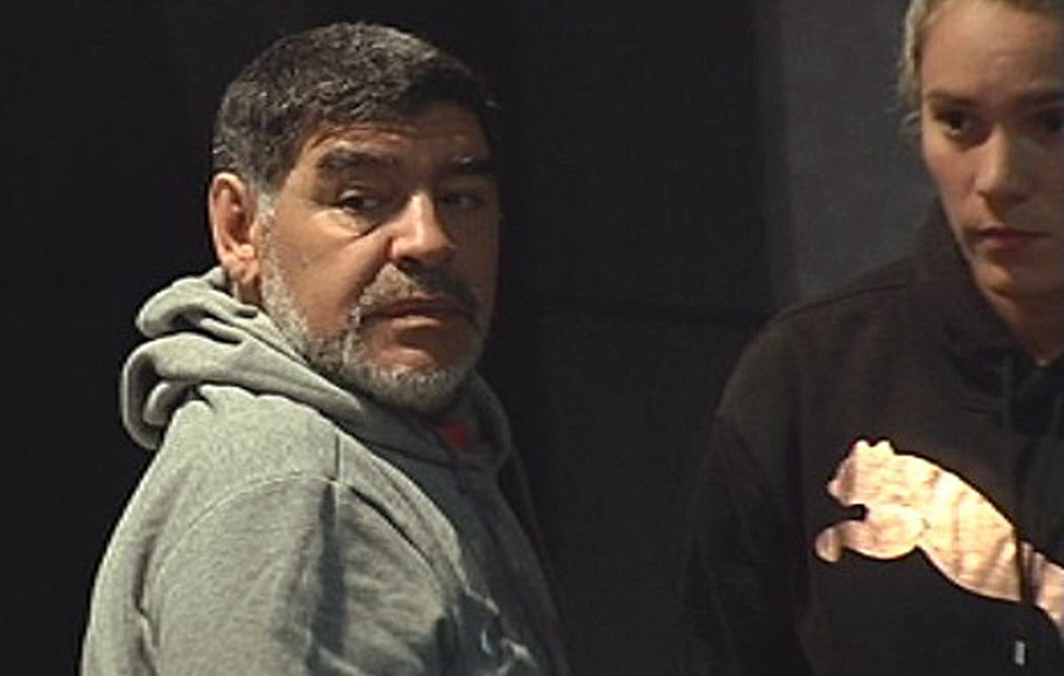 GRA360. MADRID, 13/02/2017.- El exfutbolista Diego Maradona junto a su novia Rocío Oliva en el hotel de Madrid donde se hospeda. Maradona regresará el próximo miércoles al Santiago Bernabéu para ver desde el palco el Real Madrid-Nápoles, un duelo marcado por el pasado del astro argentino, que rememorará su paso por el club italiano en un campo de fútbol que pisó cuatro veces y casi siempre perdió. EFE/DAVID RAMIRO