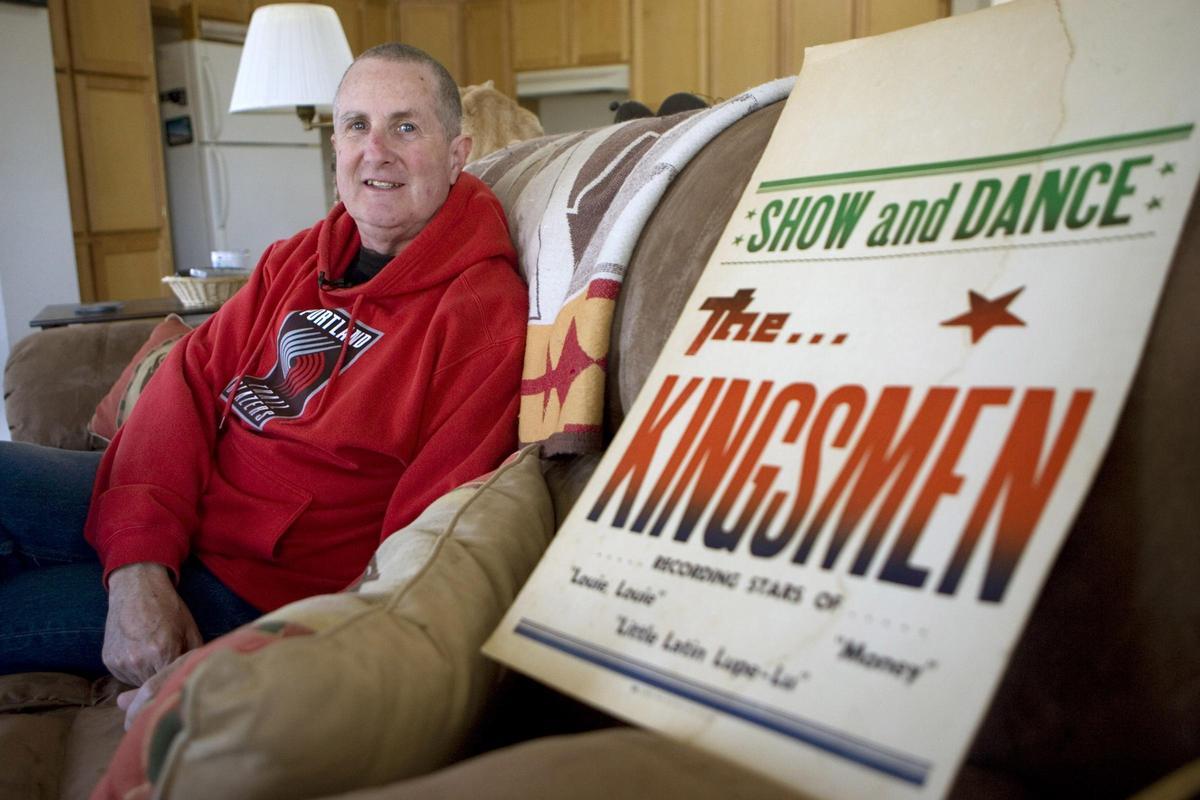 El cantant de la banda The Kingsmen, Jack Ely, interpreta ’Louie Louie’ en els Carolina Beach Music Awards.