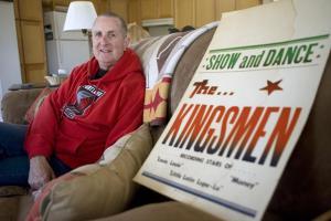 El cantant de la banda The Kingsmen, Jack Ely, interpreta ’Louie Louie’ en els Carolina Beach Music Awards.