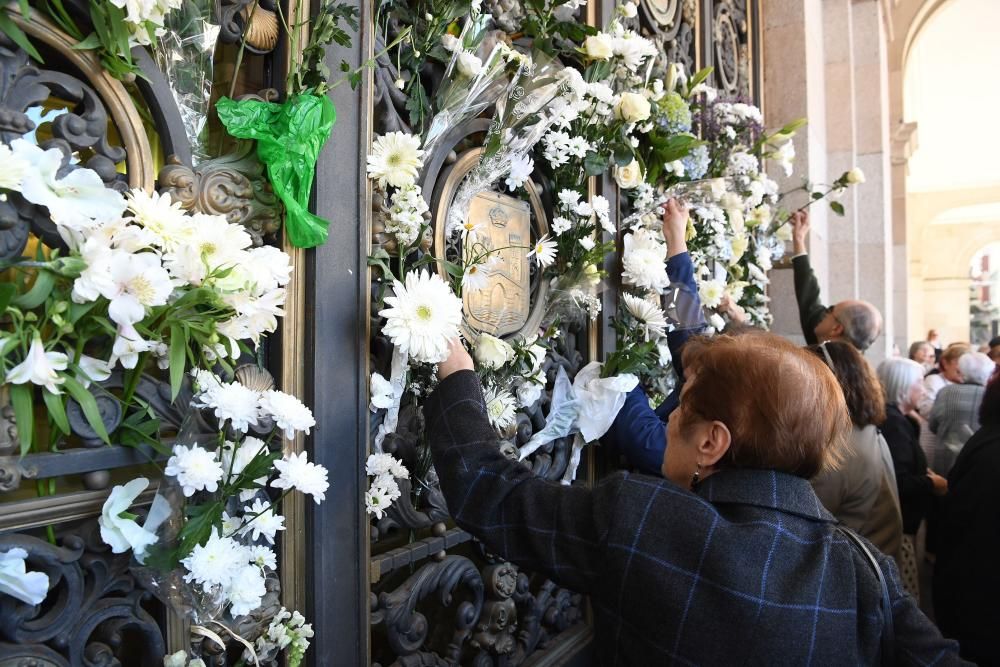 Alrededor de trescientas personas rechazan las explicaciones municipales, que atribuyen los hechos a un error de la empresa de la recogida de la basura.