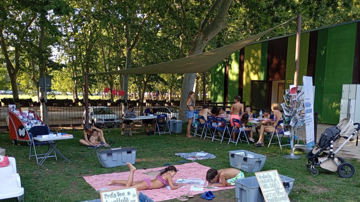 El "Bibliopiscina" a la piscina municipal de la Devesa