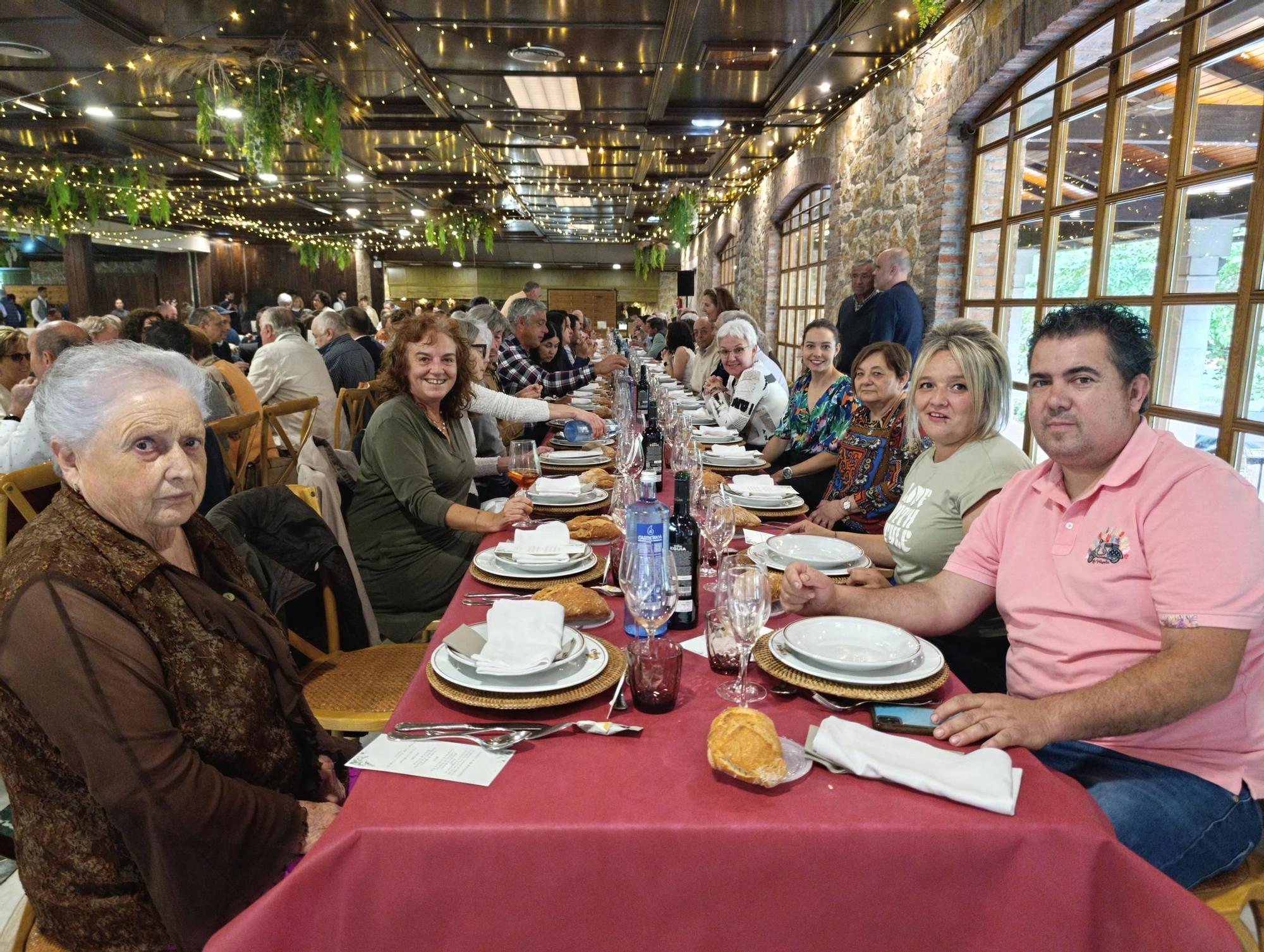 Emotivo y multitudinario homenaje a los sanitarios de Villabona