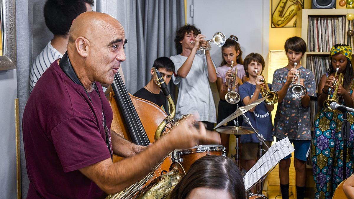 El músico Joan Chamorro ensayando con la Sant Andreu Jazz Band