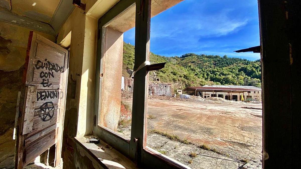 Una de las dependencias de la antigua mina de mercurio de La Soterraña, en Lena. | C. M. B.