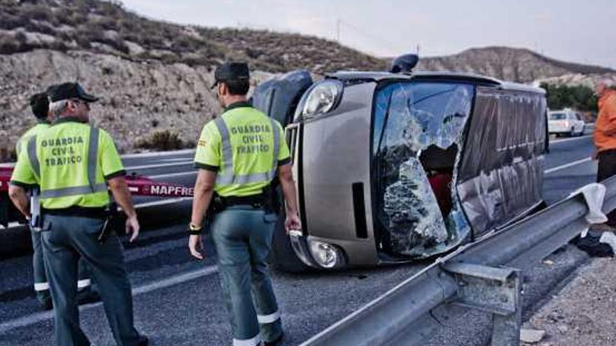 Una furgoneta volcó ayer en el cruce de l&#039;Amerador de El Campello.