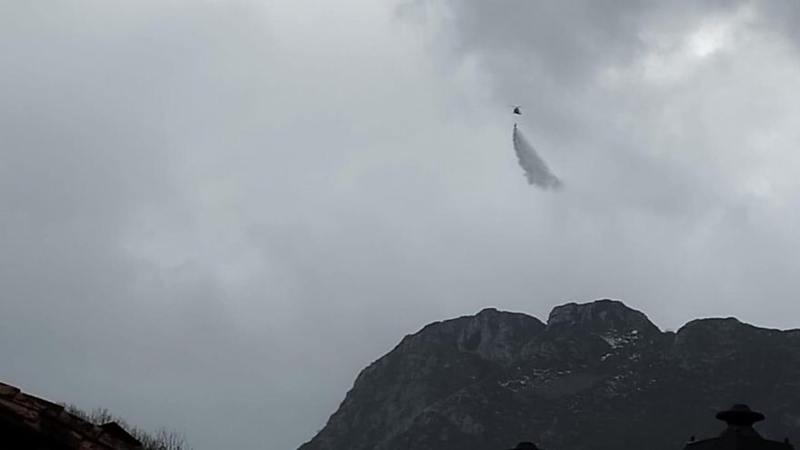 Trece incendios forestales en Asturias, cuatro de ellos en las Cuencas