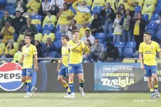 La UD Las Palmas sobrevive a la primera final con tantos de Pedrola y Fuster