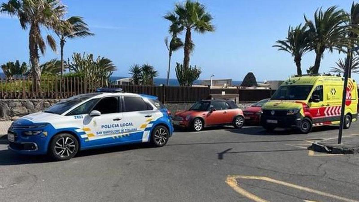 Vehículos de emergencia en el acceso a la Playa del Águila donde ocurrió el ahogamiento