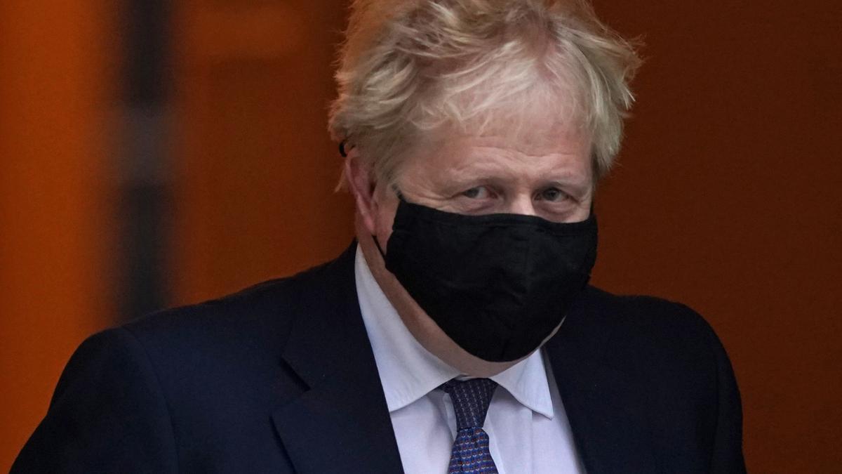 Boris Johnson saliendo del número 10 de Downing Street.