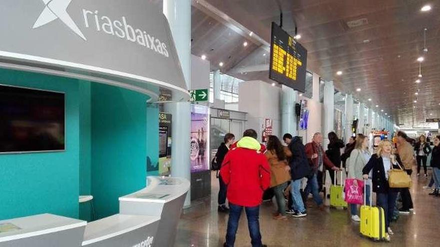 La oficina de turismo cerrada ayer por la mañana. // A. Blanco