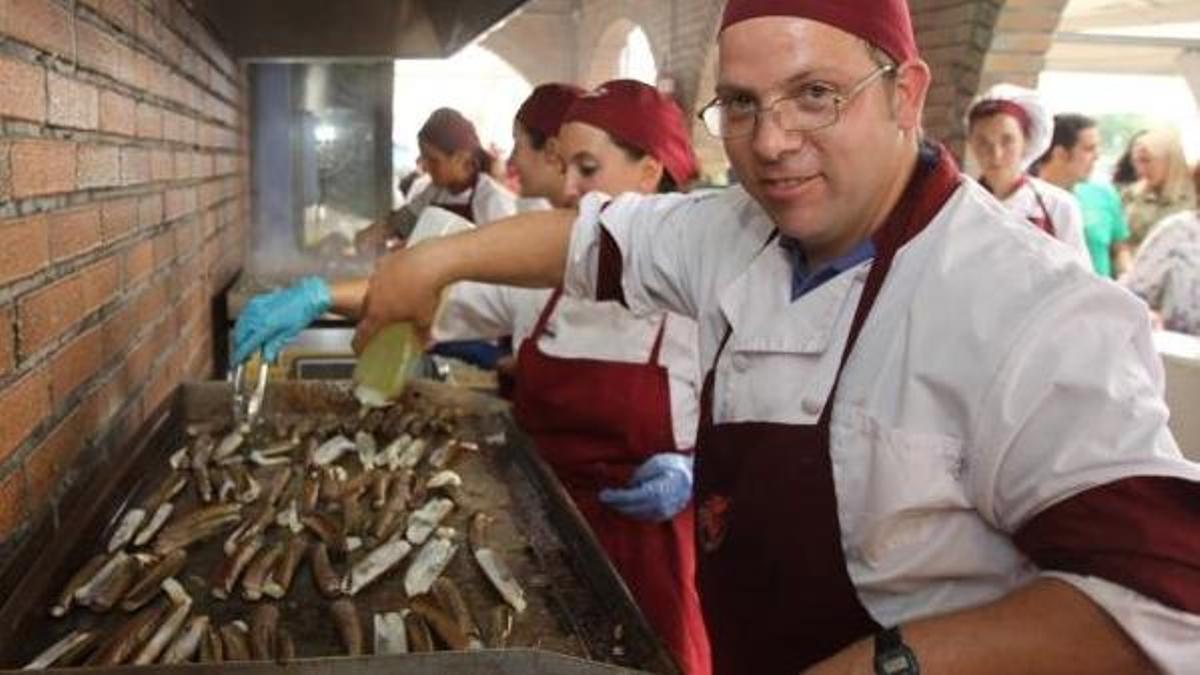 Un cocinero prepara navajas a la plancha.