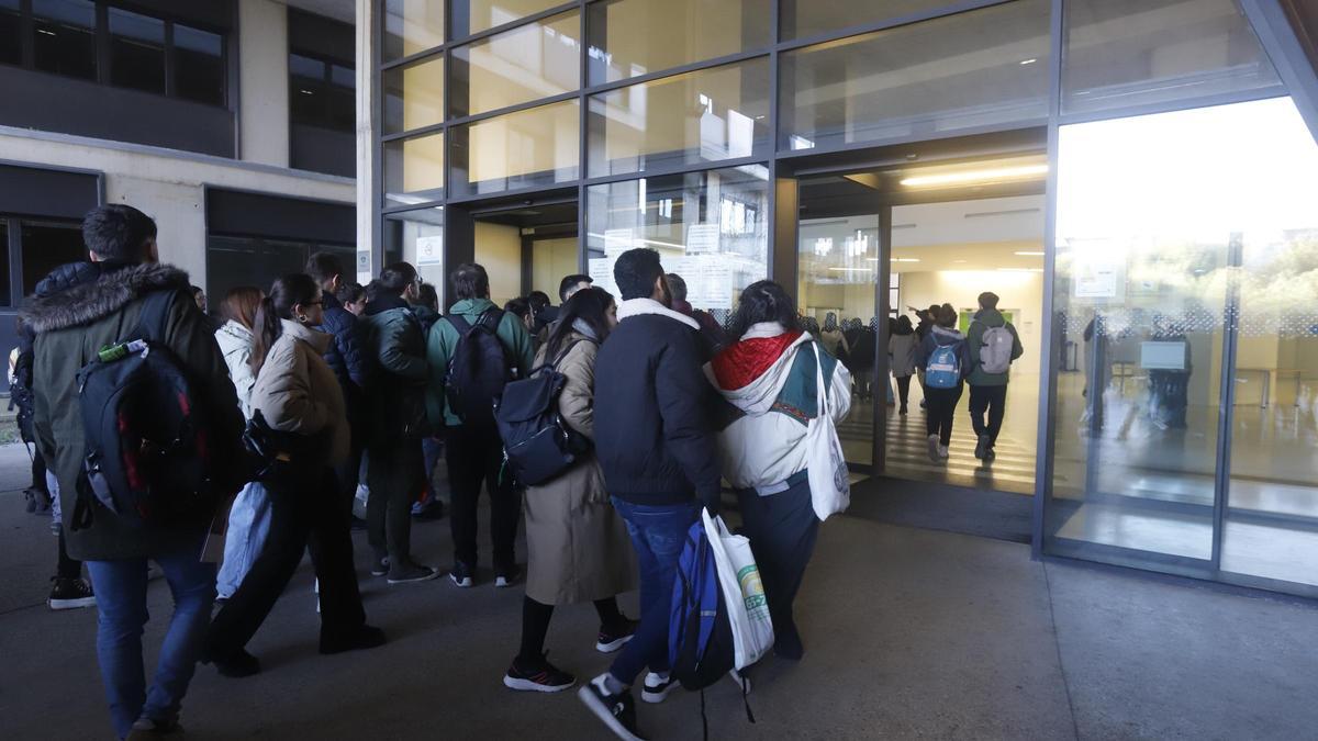 Entrada al último examen Mir en Zaragoza.