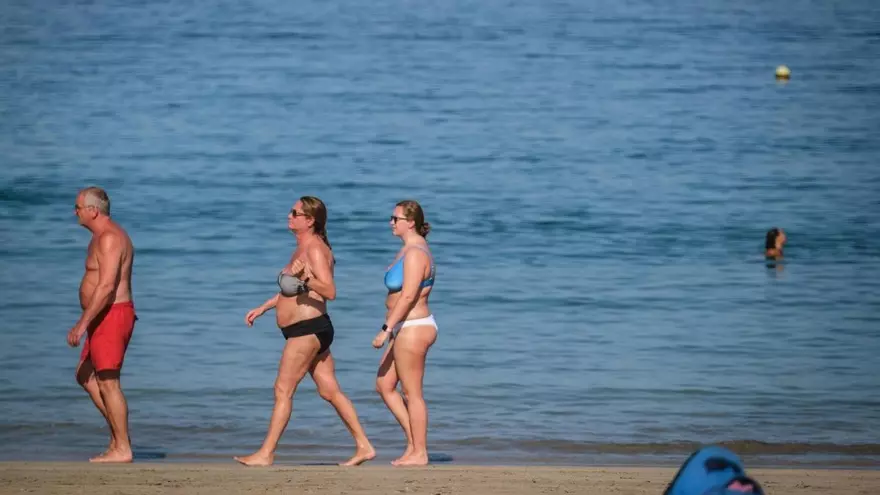 ¿Es bueno caminar descalzo en verano? Beneficios y riesgos según los podólogos
