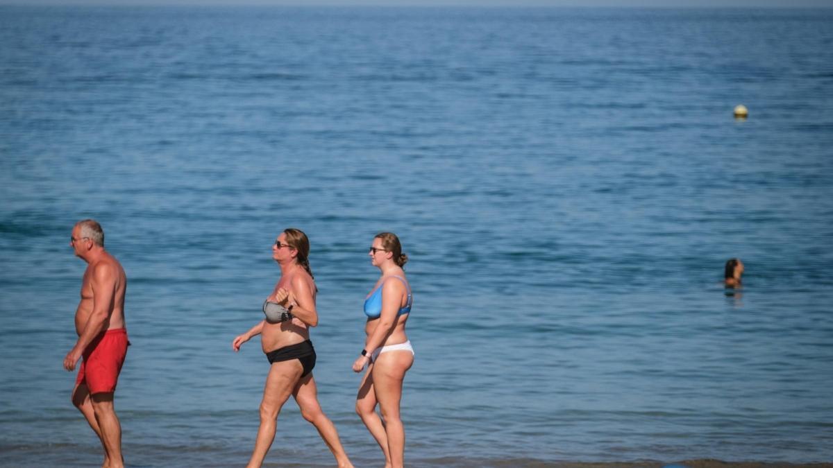 Los motivos de por qué no es bueno caminar por la playa
