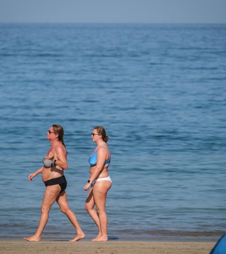 ¿Es bueno caminar descalzo en verano? Beneficios y riesgos según los podólogos