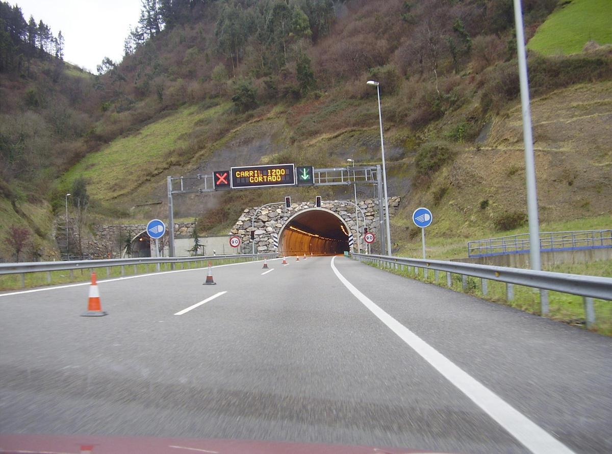 El tunel de Fabares con un carril cortado.