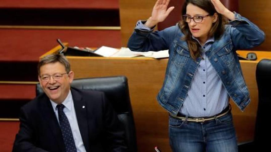 El presidente Puig junto a la líder de Compromís, Mónica Oltra, ayer en el hemiciclo valenciano.