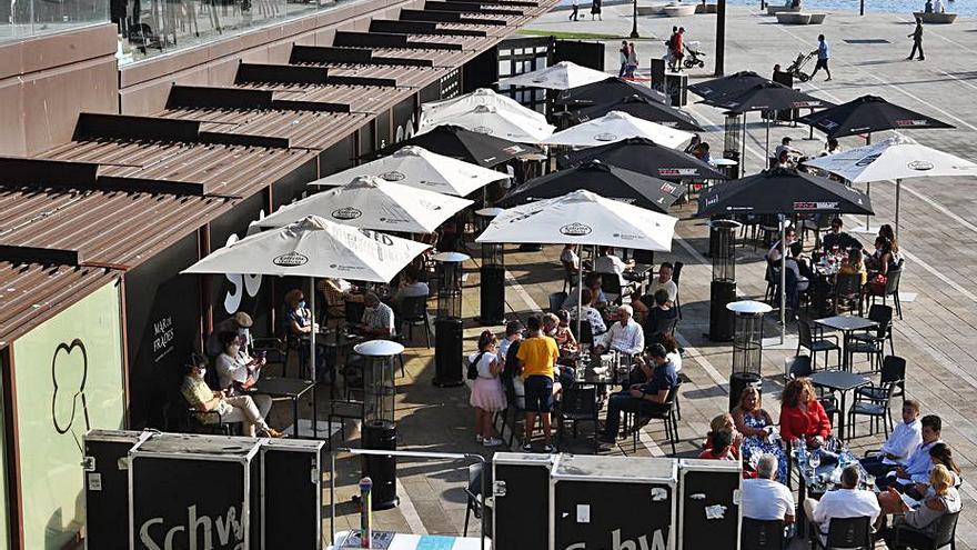 Varias terrazas el verano pasado en A Coruña.   | // C. PARDELLAS