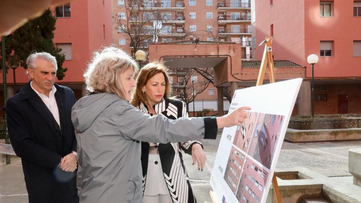 Visita de la alcaldesa Chueca al complejo de viviendas de la calle Emmeline Pankhurst, en una imagen de archivo.