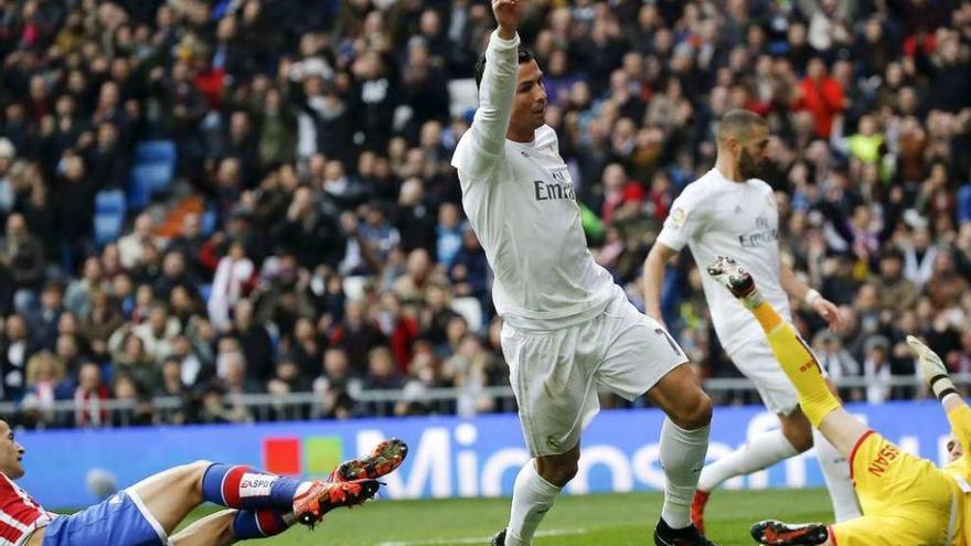 Cristiano Ronaldo corre para celebrar el cuarto de los goles del Real Madrid. // Efe