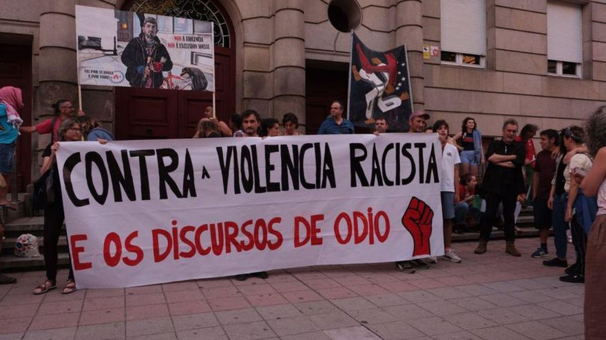 Concentración, ayer, en la Subdelegación de Ourense. | Roi Cruz