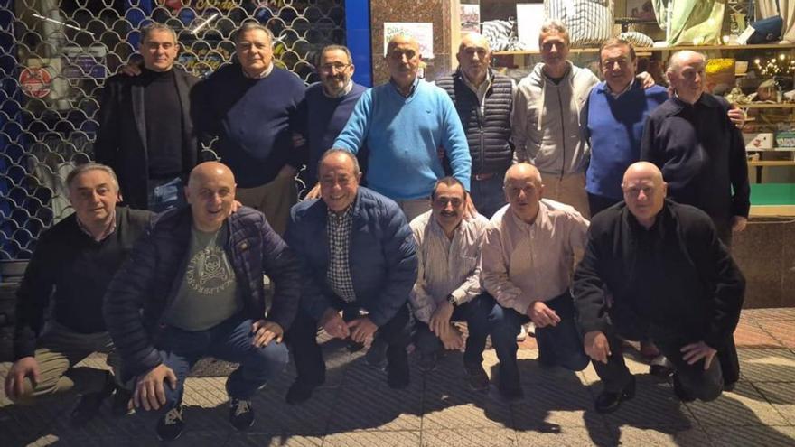 En la imagen de la izquierda posan algunos de ellos durante la cena del sábado.