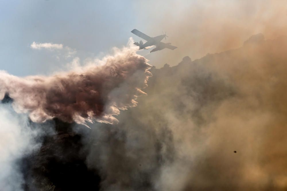 Un incendio forestal pone en alerta a la sierra de Aitana