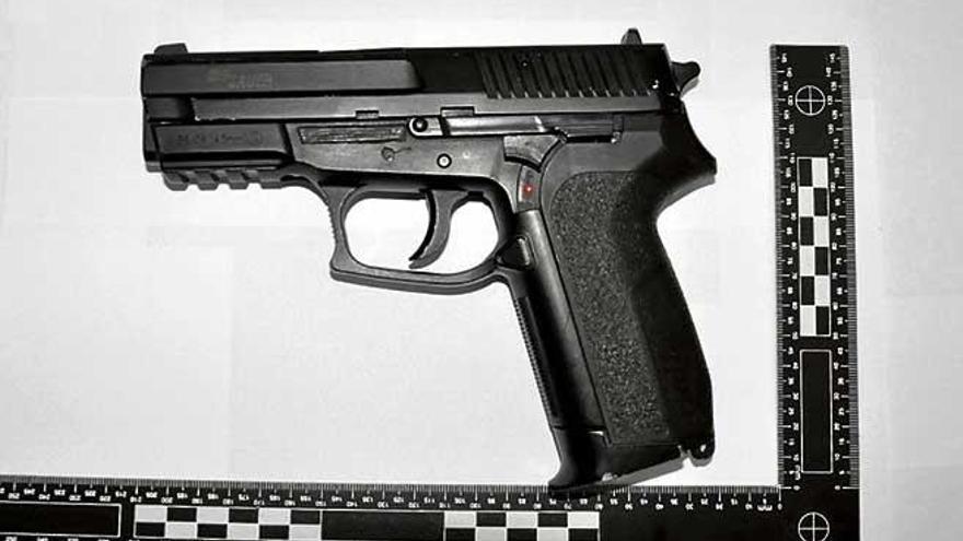 Pistola de aire comprimido intervenida por los agentes.