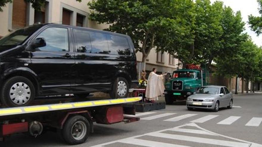 El rector de Solsona, mossèn Tollar, va beneir els vehicles, ahir al matí