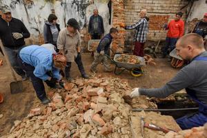 Bo Mozhemo (Porque podemos) Habitantes de Chernihiv y  Novoselivka, cuyas casas fueron dañadas durante la invasión rusa, crean movimiento de ayuda mutua para restaurarlas