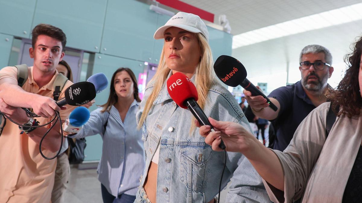 Alexia Putellas a la seva arribada a l'aeroport del Prat
