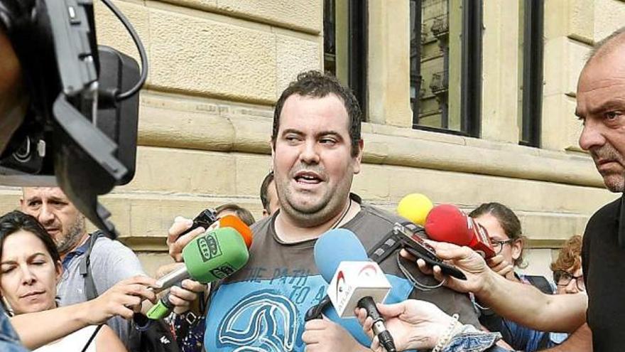 El representant legal d&#039;EH Bildu, Mikel Arreseigor, recollint la resolució