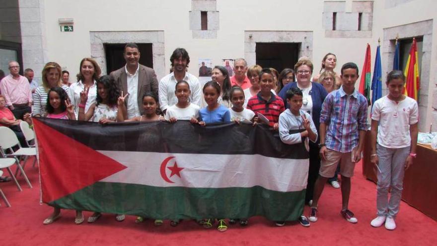 Los niños saharauis y las autoridades, ayer, durante la recepción celebrada en el Ayuntamiento de Llanes.
