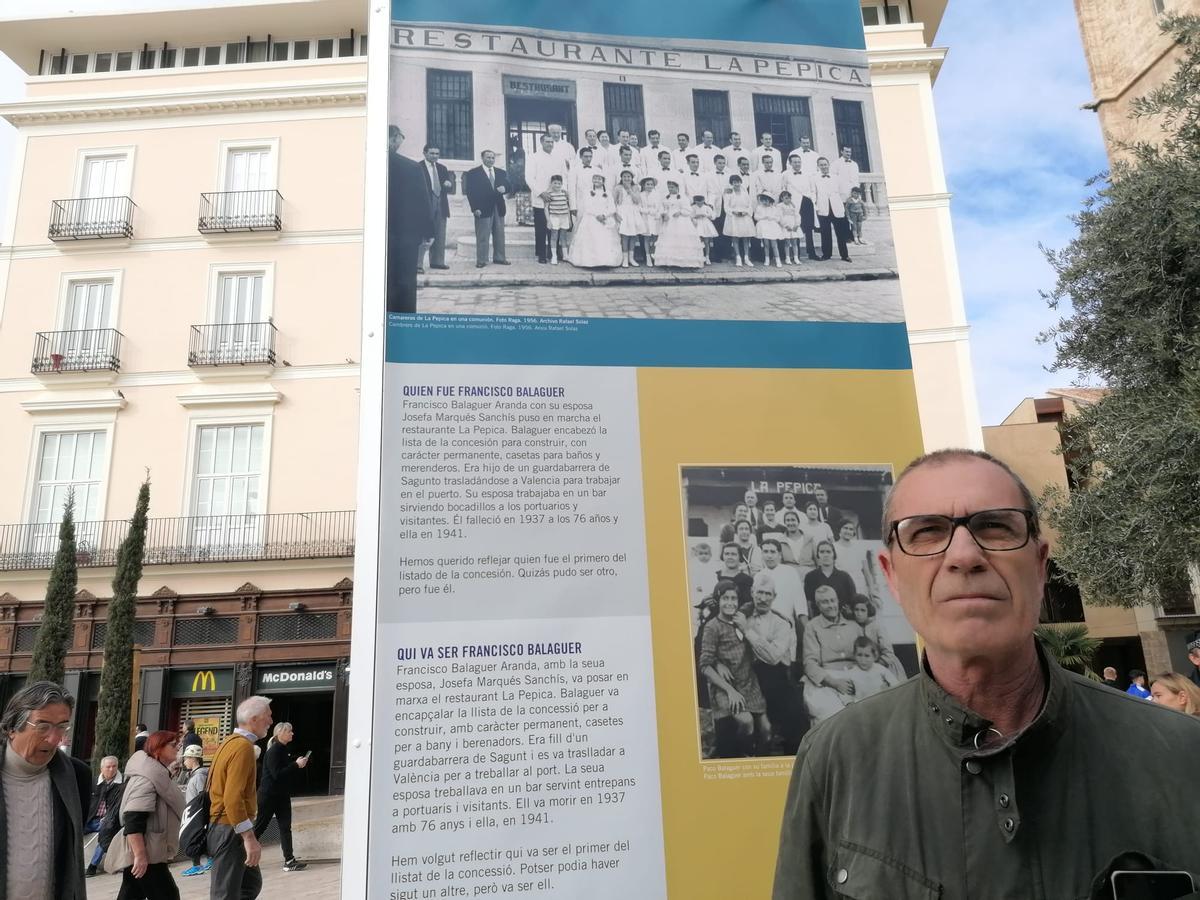 Paco Reig (antiguo propietarios de La Muñeca) junto a uno de los paneles de la exposicion