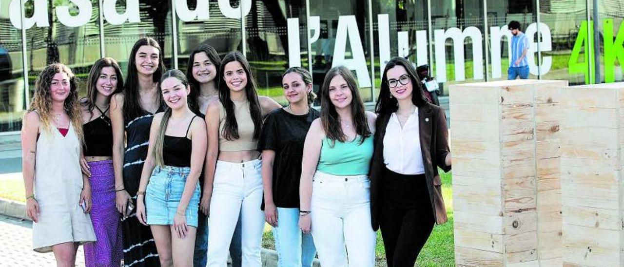 Paula Matoses y Lea Olcina, a 
la derecha, junto a un grupo
 de estudiantes de 
Arquitectura Técnica de la 
UPV.  miguel ángel montesinos