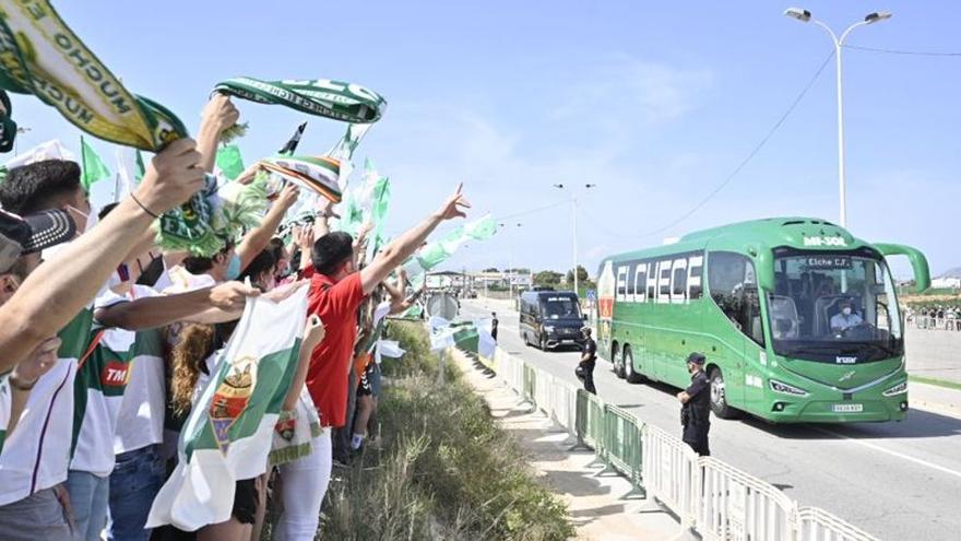 Afición del Elche recibe al equipo antes de la última jornada de Liga. | MATÍAS SEGARRA