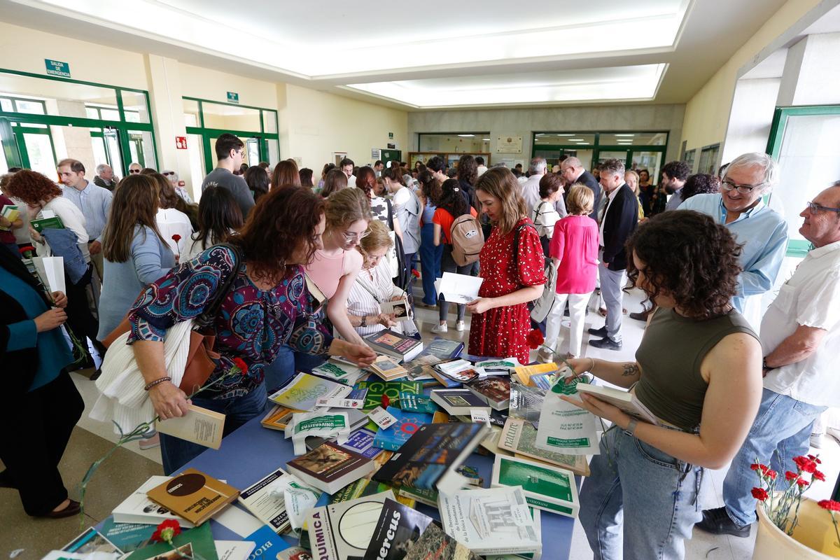La UCO celebra el Día del Libro con claveles y libros. En la imagen, la edición de 2023.