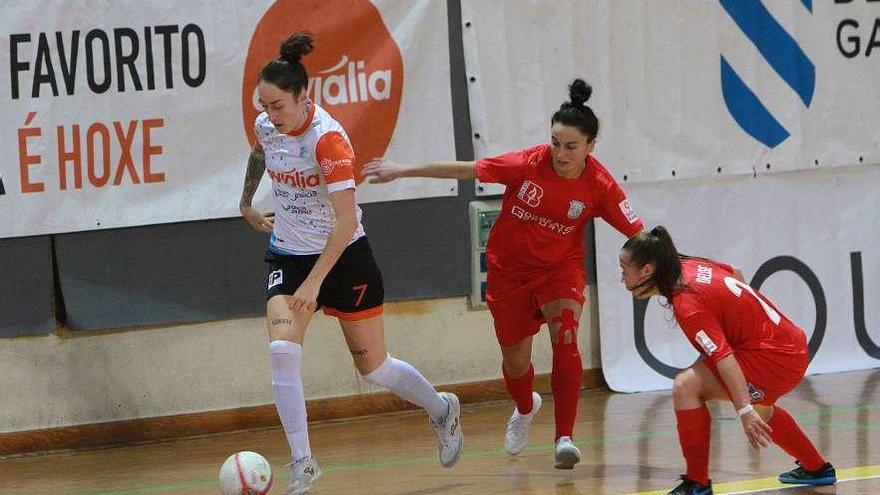 Laura Uña escapa de dos jugadoras del Bilbo, ayer, en el pabellón de Os Remedios. // Iñaki Osorio