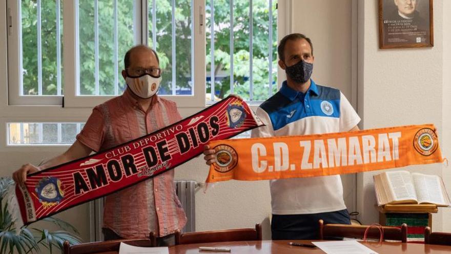 Carlos Baz y César González posan con las banderas de los clubes de este acuerdo.