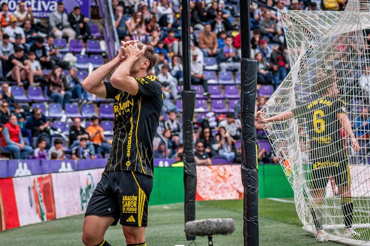 Dani Gómez se echa las manos a la cara después de fallar una ocasión de gol.