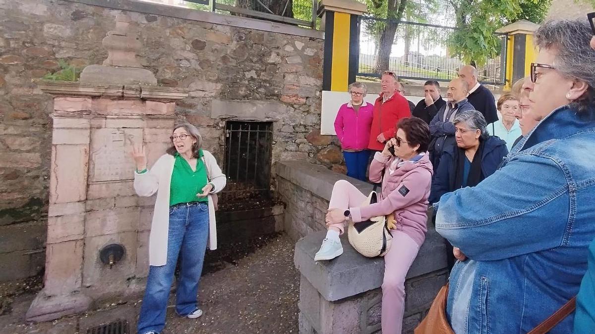 La "Ruta del agua" celebrada el pasado abril por primera vez, con público en la fuente de Arriba, que data de 1796.