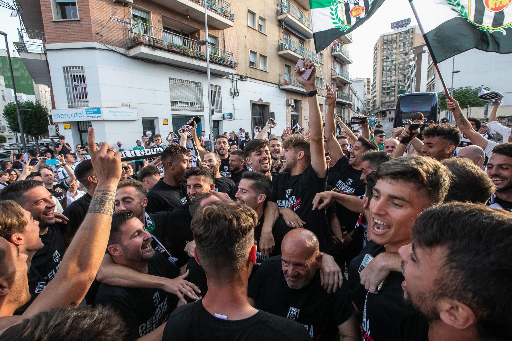 El Mérida celebra con su afición el ascenso a Primera RFEF